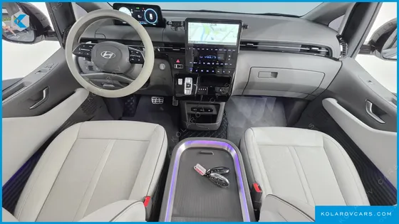 HYUNDAI STARIA 4WD LOUNGE 7-SEATER