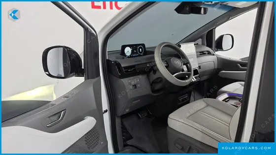HYUNDAI STARIA 4WD LOUNGE 7-SEATER