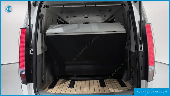 HYUNDAI STARIA 4WD LOUNGE 7-SEATER