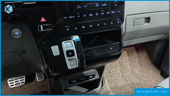 HYUNDAI STARIA 4WD LOUNGE 7-SEATER