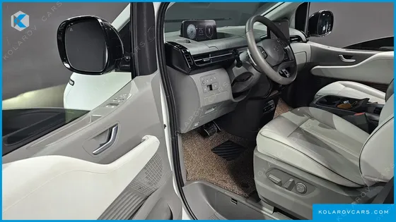 HYUNDAI STARIA 4WD LOUNGE 7-SEATER