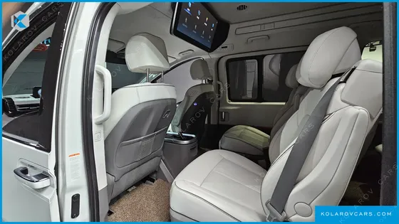 HYUNDAI STARIA 4WD LOUNGE 7-SEATER