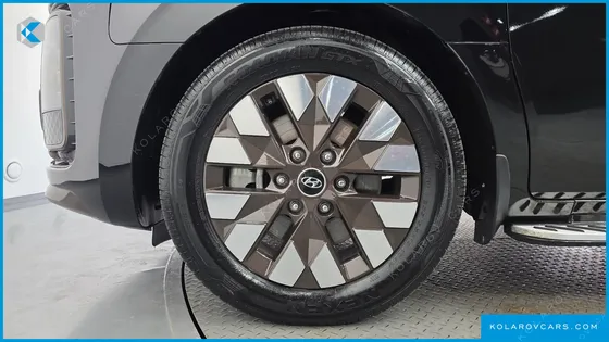 HYUNDAI STARIA 4WD LOUNGE 9-SEATER