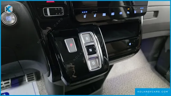 HYUNDAI STARIA 4WD LOUNGE 9-SEATER