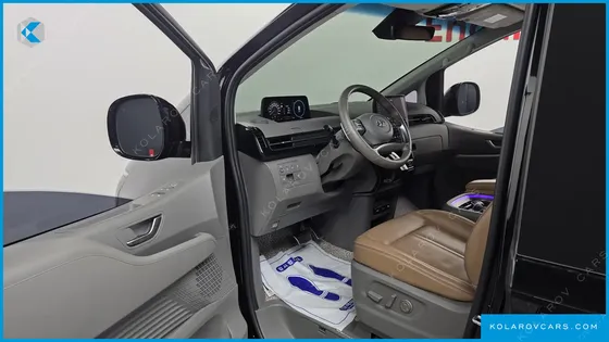 HYUNDAI STARIA 4WD LOUNGE 9-SEATER