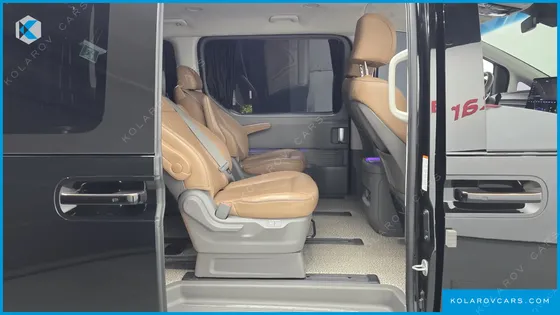 HYUNDAI STARIA 4WD LOUNGE 9-SEATER