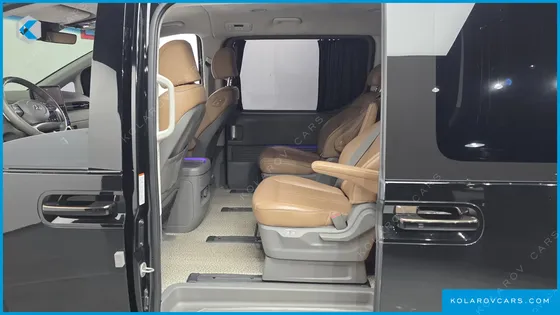 HYUNDAI STARIA 4WD LOUNGE 9-SEATER