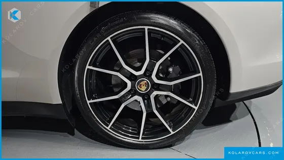 PORSCHE TAYCAN BASE