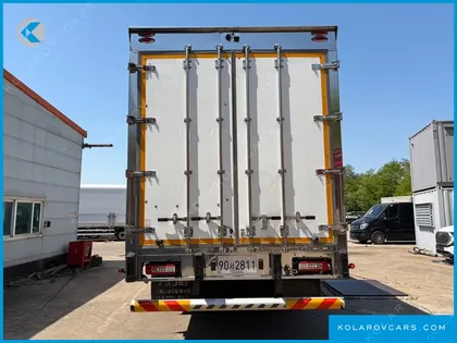 VOLVO CARGO TRUCK 6X2