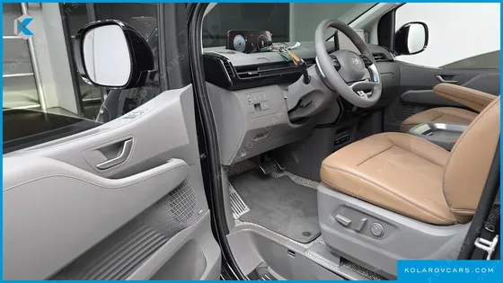 HYUNDAI STARIA LOUNGE 9-SEATER