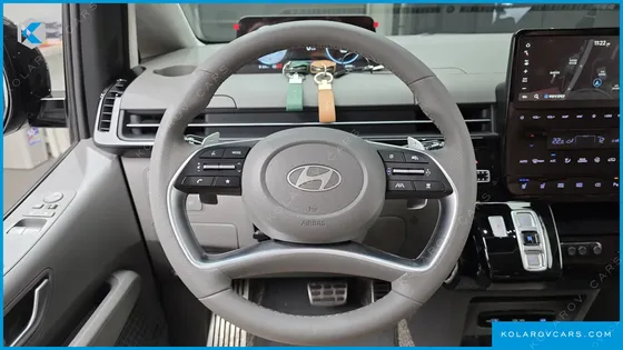 HYUNDAI STARIA LOUNGE 9-SEATER