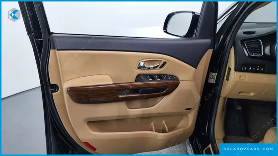 KIA CARNIVAL GASOLINE 7-SEATER HI-LIMOUSINE