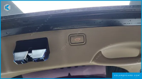KIA CARNIVAL GASOLINE 7-SEATER HI-LIMOUSINE