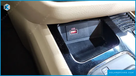 KIA CARNIVAL GASOLINE 7-SEATER HI-LIMOUSINE