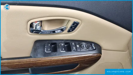 KIA CARNIVAL GASOLINE 7-SEATER HI-LIMOUSINE