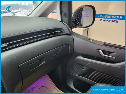 HYUNDAI STARIA 4WD LOUNGE 9-SEATER