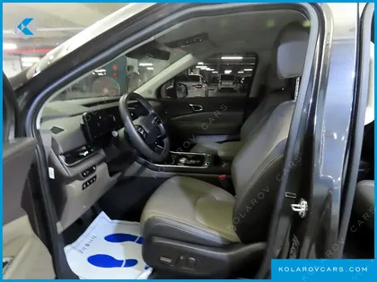 KIA CARNIVAL DIESEL 7-SEATER OUTDOOR
