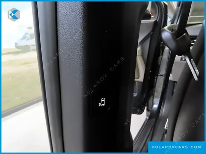 KIA CARNIVAL DIESEL 7-SEATER OUTDOOR