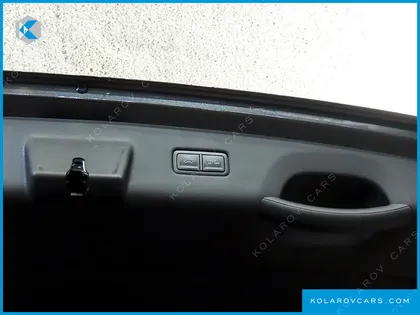 KIA CARNIVAL DIESEL 7-SEATER OUTDOOR