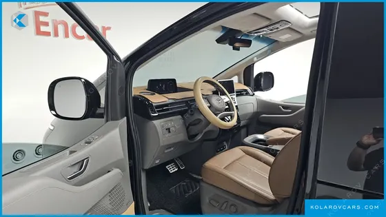 HYUNDAI STARIA LOUNGE 9-SEATER