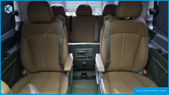 HYUNDAI STARIA LOUNGE 9-SEATER