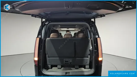 HYUNDAI STARIA LOUNGE 9-SEATER
