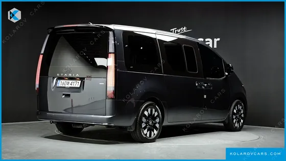 HYUNDAI STARIA 4WD LOUNGE 9-SEATER