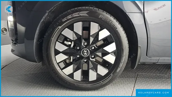 HYUNDAI STARIA 4WD LOUNGE 9-SEATER