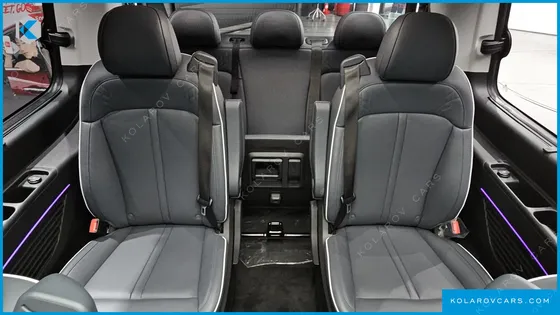 HYUNDAI STARIA 4WD LOUNGE 9-SEATER