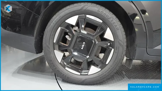 KIA CARNIVAL GASOLINE 7-SEATER OUTDOOR