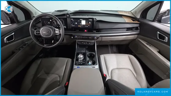 KIA CARNIVAL GASOLINE 7-SEATER OUTDOOR
