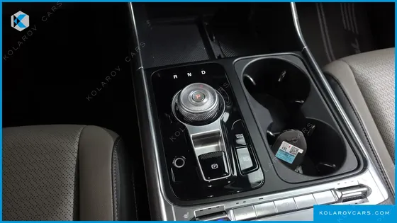 KIA CARNIVAL GASOLINE 7-SEATER OUTDOOR