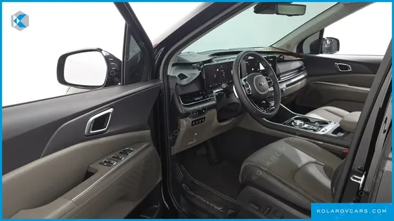 KIA CARNIVAL GASOLINE 7-SEATER OUTDOOR