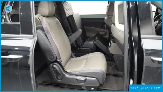 KIA CARNIVAL GASOLINE 7-SEATER OUTDOOR