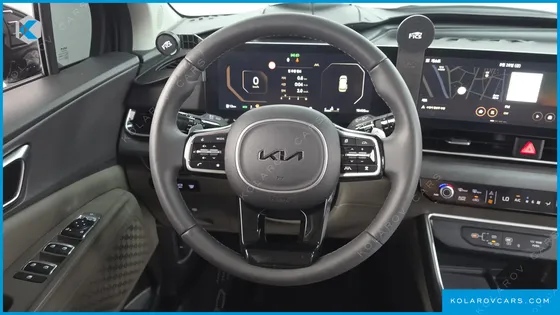 KIA CARNIVAL GASOLINE 7-SEATER OUTDOOR
