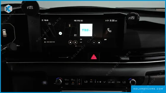 KIA CARNIVAL GASOLINE 7-SEATER OUTDOOR
