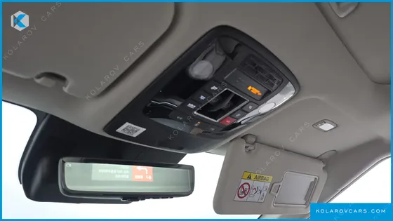 KIA CARNIVAL GASOLINE 7-SEATER OUTDOOR