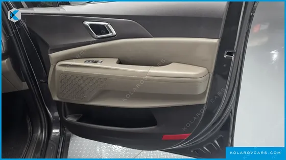 KIA CARNIVAL DIESEL 9-SEATER NOBLESSE