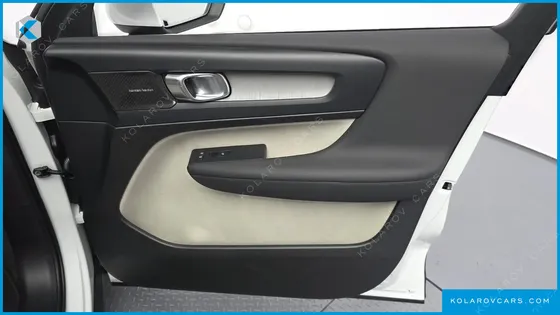 VOLVO XC40 B4 ULTRA BRIGHT