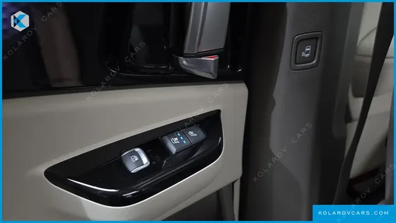 KIA CARNIVAL GASOLINE 7-SEATER SIGNATURE