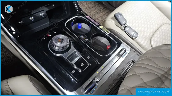 KIA CARNIVAL GASOLINE 7-SEATER HI-LIMOUSINE