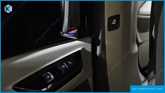 KIA CARNIVAL GASOLINE 7-SEATER HI-LIMOUSINE