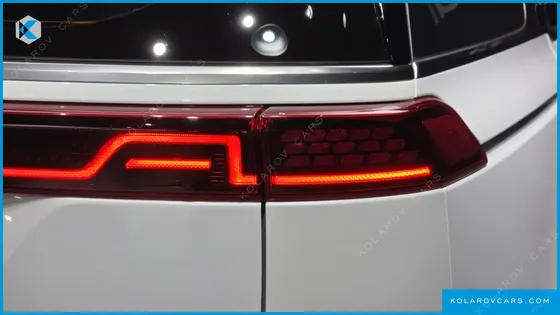KIA CARNIVAL GASOLINE 9-SEATER HI-LIMOUSINE