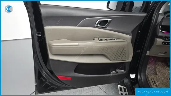 KIA CARNIVAL GASOLINE 7-SEATER NOBLESSE