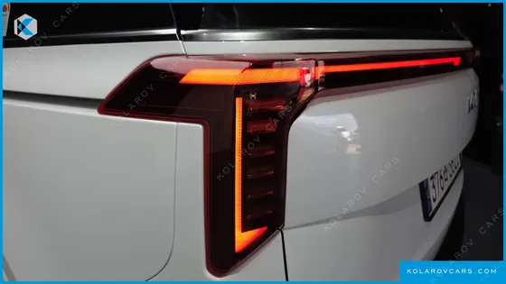 KIA CARNIVAL GASOLINE 9-SEATER SIGNATURE