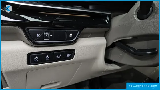 KIA CARNIVAL GASOLINE 7-SEATER SIGNATURE