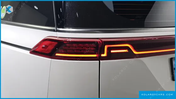KIA CARNIVAL GASOLINE 9-SEATER SIGNATURE