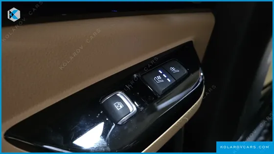KIA CARNIVAL GASOLINE 7-SEATER SIGNATURE
