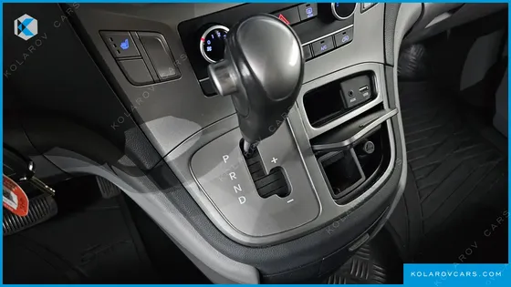 HYUNDAI STAREX VAN 3-SEATER