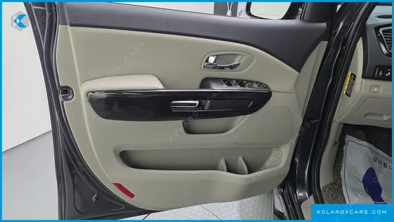 KIA CARNIVAL 9-SEATER NOBLESSE